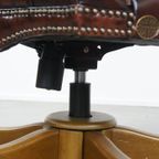 Bruine Klassieke In Hoogte Verstelbare Rundleren En Houten Chesterfield Bureaustoel Op Wieltjes thumbnail 13