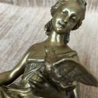 Antiek Bronzen Beeldje "Meisje Met Een Vogel". thumbnail 2