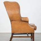 Klassieke En Licht Cognac-Kleurige Rundleren Engelse Chesterfield Oorfauteuil thumbnail 4