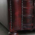 Klassieke En Luxe Rode Rundleren Chesterfield Clubfauteuil In Engelse Stijl Met Siernagels thumbnail 10