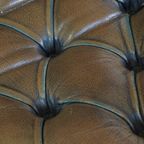 Sierlijke En Karaktervolle Groene Vintage Rundleren Engelse Chesterfield Fauteuil thumbnail 9