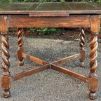 A 1920S Oak Draw-Leaf Dining Table, On Barley-Twist Legs  And 4 Stoelen thumbnail 3