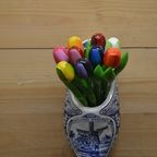 Klomp Van Aardewerk Met Houten Tulpen thumbnail 3