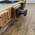 Unieke Industriële Tafel Gemaakt Van Hout Negatieve Mal Van Locomotiefmotor thumbnail 4