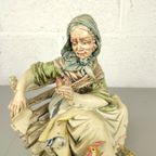 Biscuit Beeld Vrouw Op Een Bankje thumbnail 5