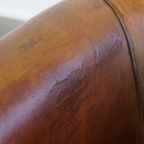Karaktervolle Vintage Clubfauteuil Van Schapenleer Met Een Afwerking Met Siernagels thumbnail 6