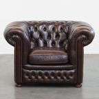 Imposante, Engelse Rundleren Chesterfield Fauteuil Met Een Comfortabele Zit En Een Diepe Donkere thumbnail 2