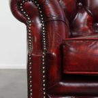 Set Van Een Rode Rundleren Chesterfield Clubfauteuil En Een Bijpassende Bijzet/ Salontafel thumbnail 6