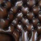 Donkerbruine, Sierlijke Rundleren Chesterfield Oorfauteuil In Een Klassieke Engelse Stijl thumbnail 13