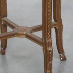Antieke Franse Ronde Brocante Bijzettafel Met Een Goudkleurig Houten Frame thumbnail 3