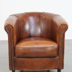 Schapenleren Clubfauteuil In Een Charmante Cognac Kleur En Afgewerkt Met Biezen Op De Rugleuning thumbnail 3