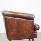 Stoere, Karaktervolle En Comfortabele Cognac-Kleurige Schapenleren Clubfauteuil Met Een Tijdloos thumbnail 4