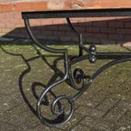 Brutalist Eettafel, Industrieel Steenschotten Blad En Metalen Onderstel thumbnail 4