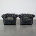 Set Van 2 Ruime Zwarte Rundleren Chesterfield Fauteuils Met Een Sprekend Karakter thumbnail 2