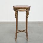 Antieke Franse Ronde Brocante Bijzettafel Met Een Goudkleurig Houten Frame thumbnail 2