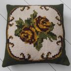 Vintage Geborduurd Kussen Beige Groen Gele Bloemen thumbnail 2