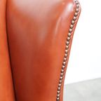 Elegante, Gladde En Comfortabele Engelse Chesterfield Oorfauteuil Van Rundleer thumbnail 11
