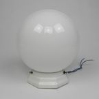 Art Deco Plafondlamp Met Ronde Glazen Bol En Porseleinen Armatuur thumbnail 2