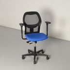 Ahrend 160 Bureaustoel, Blauw, Zwart Mesh, 4D Armleggers thumbnail 2