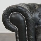 Tijdloze En Klassieke Ruime Zwarte Chesterfield Fauteuil Van Karaktervol Generfd Rundleer thumbnail 11