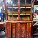 Vitrinekast In Renaissancestijl. Hollands Marqueterie Met Florale Motieven. thumbnail 5