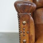 Karakteristieke, Antieke Schapenleren Fauteuil Met Prachtige Details En Bijzondere Vormgeving thumbnail 11