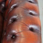 Comfortabele En Karaktervolle Donkerrode Engelse Rundleren Chesterfield Fauteuil Met Bolpootjes thumbnail 9