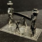 Echt Zilveren Miniatuur Van Twee Zagende Mannen Met Hoed, Merk Niekerk thumbnail 2