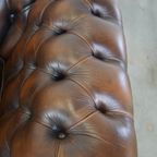 Donkere, Statige En Rustieke Rundleren Engelse Chesterfield Fauteuil Met Bolpootjes thumbnail 9