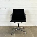 Vitra Ea 108 Zwarte Design Stoel, Ontworpen Door Charles & Ray Eames thumbnail 3