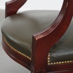 Charmante Groene Rundleren En Houten Bureaustoel Met Siernagels In Engelse Stijl Op Wieltjes thumbnail 13