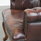 Charmante, Klassieke Rundleren Engelse Chesterfield Armchair Met Sierlijke Poten thumbnail 15