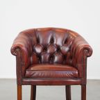 Zeer Luxe Rundleren Rode Chesterfield Clubfauteuil Met Een Sprekend Karakter thumbnail 3