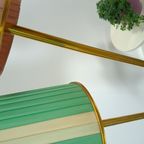 Jaren 50 Vloerlamp Met Roze En Groene Kap En Goudkleurige Poten thumbnail 11