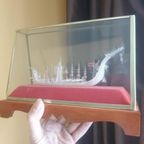 Indrukwekkende Glazen Chinese Drakenboot In Vitrine thumbnail 9