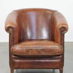 Stoere, Karaktervolle En Comfortabele Cognac-Kleurige Schapenleren Clubfauteuil Met Een Tijdloos thumbnail 3