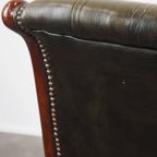 Set Van 2 Tijdloze, Klassieke Groene Rundleren Engelse Chesterfield Fauteuils Met Hout thumbnail 2