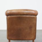 Charmante En Comfortabele Rundleren Clubfauteuil In Een Mooie Lichte Cognac Kleur thumbnail 5