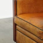 Schapenleren Art Deco Design Armchair Met Mooie Houten Details En Zwarte Biezen thumbnail 10