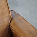 Cognac-Kleurige Rundleren Armchair Met Een Strak Design En Comfortabele Zit thumbnail 11