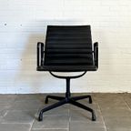 Vitra Ea 108 Black On Black Edition – Luxe Designstoel In Zwart Leer thumbnail 12