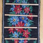Prachtig Vintage Handgemaakt Wandkleed Met Bloemen In Sprekende Kleuren. thumbnail 6