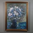 Schilderij Met Een Stilleven Van Een Vaas Met Blauwe En Witte Bloemen thumbnail 2