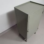 Prachtig Werkplaatskastje. Grijs Metaal Lockertje. Industrial Small Sideboard thumbnail 6