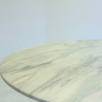 Italiaanse Eettafel Met Wit Marmeren Blad En Chromen Cilindervormige Voet thumbnail 16