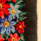 Prachtig Vintage Handgemaakt Wandkleed Met Bloemen In Sprekende Kleuren. thumbnail 8