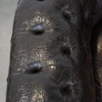 Zeer Luxe, Antieke Rundleren 3 Zits Chesterfield Bank Met Een Uniek Karakter En Een Uitmuntend Pa thumbnail 8
