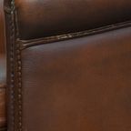 Stijlvolle En Tijdloze Bruine Rundleren Clubfauteuil In Engelse Stijl Met Een Luxe Afwerking thumbnail 11