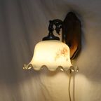 Vintage Wandlamp Hout, Brons Met Beschilderde Opaline Glazen Kap, Jaren '70 thumbnail 4