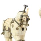 Koppel Decoratieve Houten Paarden Bedekt Met Been Mozaïek Verzilverd thumbnail 13